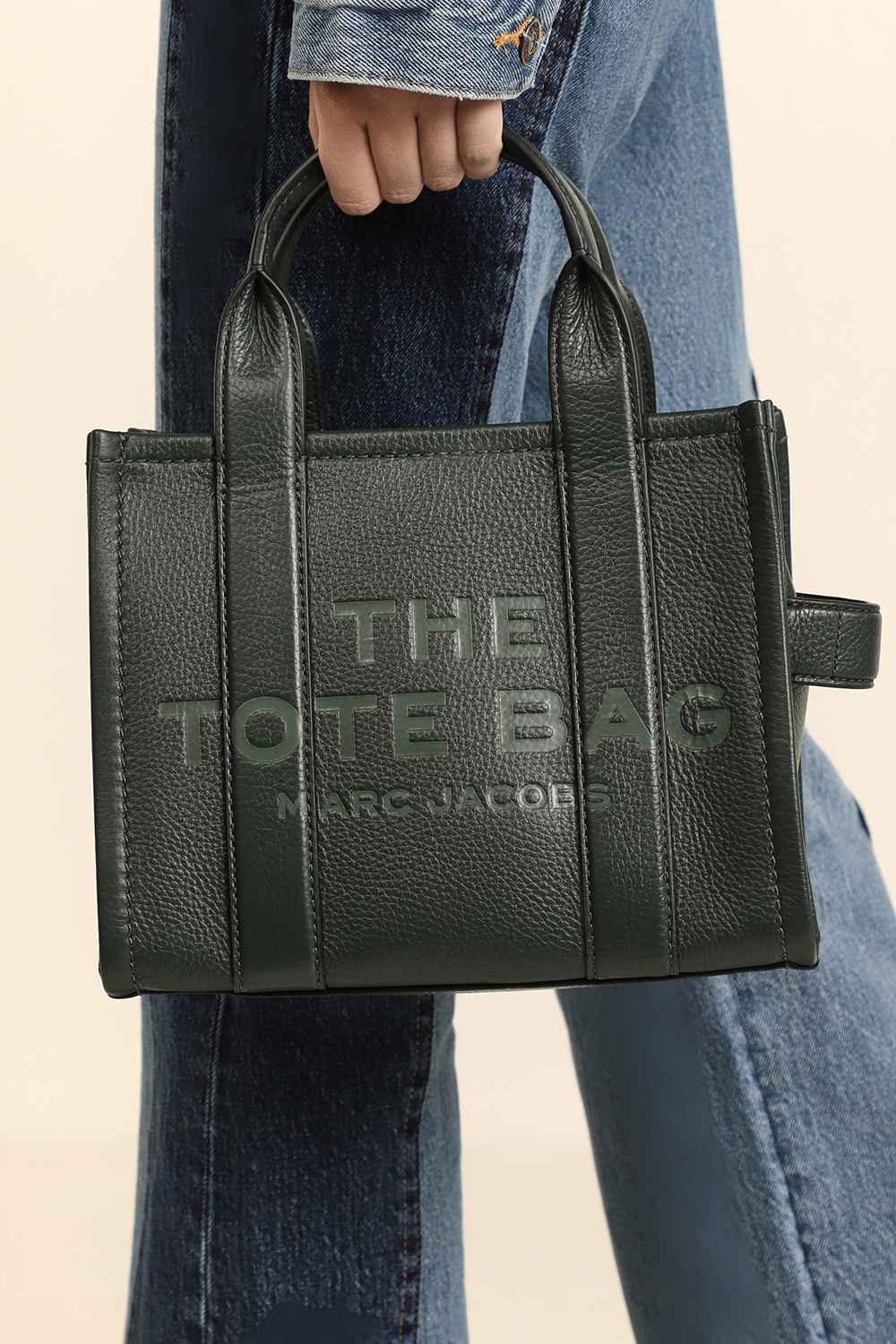 תמונת כל הלוק של תיק טוט מדיום MARC JACOBS